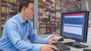 Flottenmanager vor einem Desktop mit Linde connect, dem Flottenmanagementsystem von Linde Material Handling.